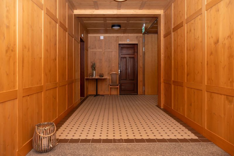 Sanierung des denkmalgeschützten Hotel Kreuz in Romoos – Nachher | Eingang | neue Holzkassettenwände | Türen erhalten, innen brandschutztechnisch ertüchtigt